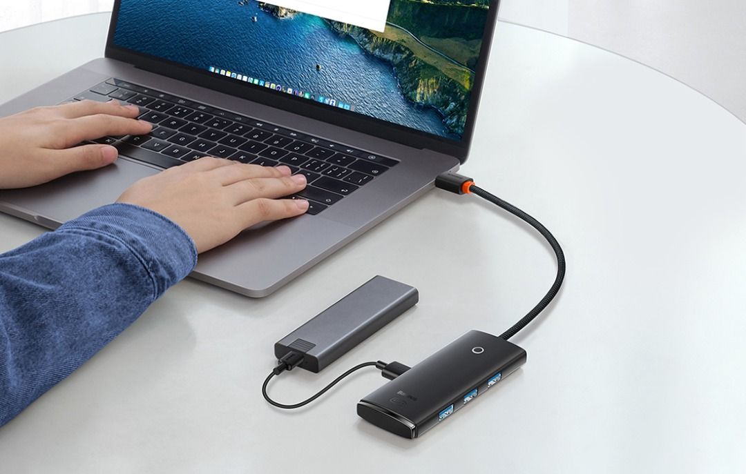 Hub Adattatore USB-C 4 in 1 con 4 USB e 1 USB-C Nero Smart Home